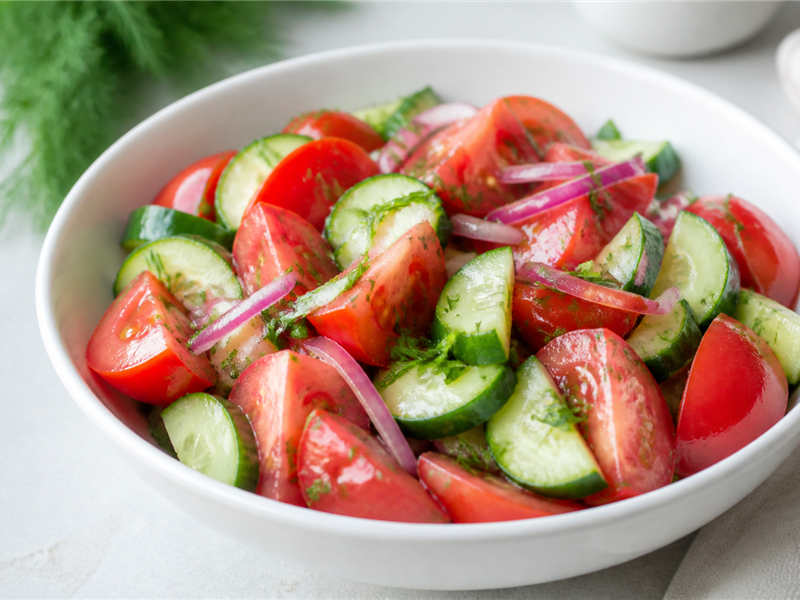 Сырая куриная грудка на светлой поверхности